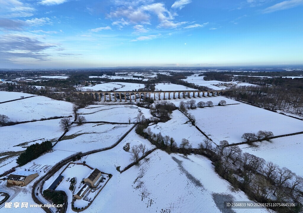 冬日雪景航拍乡村田野