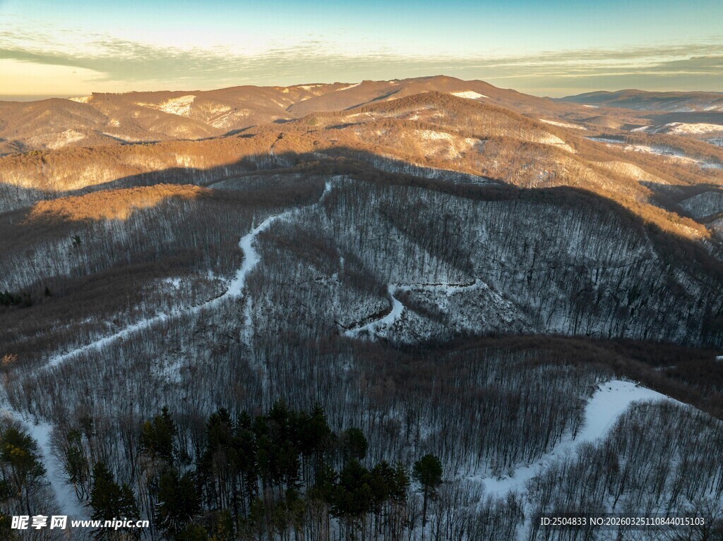 冬日山峦雪景壮美图景