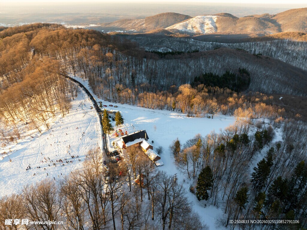 冬日山谷雪景缆车风光