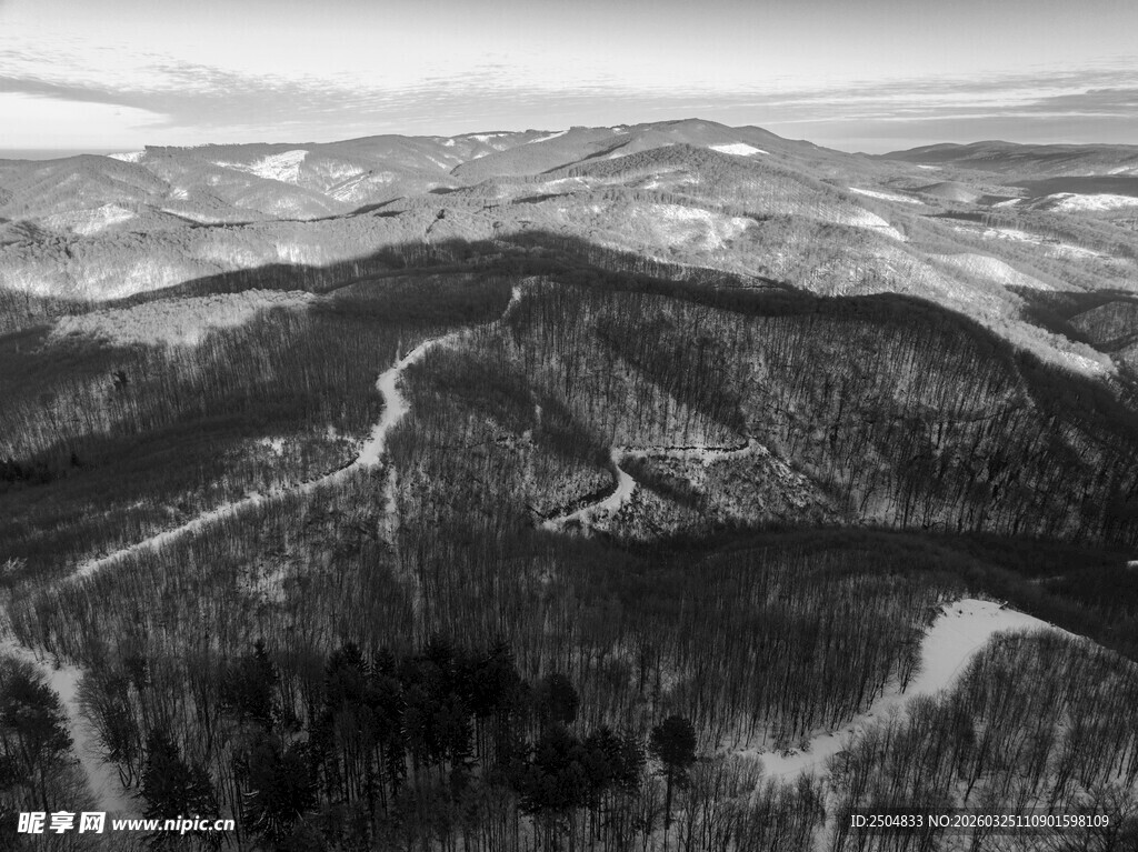 黑白山峦风景图