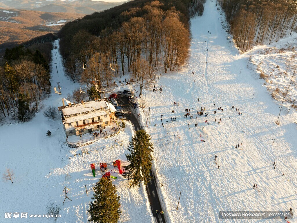 冬日滑雪胜地俯瞰美景