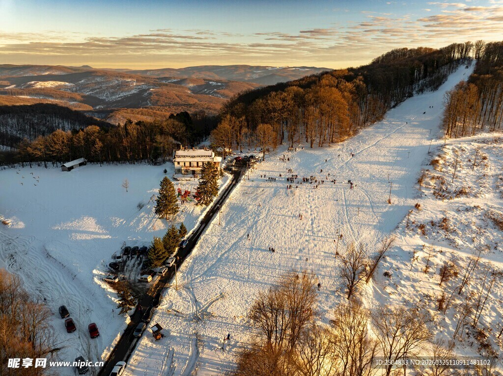 冬日雪覆山谷壮丽美景