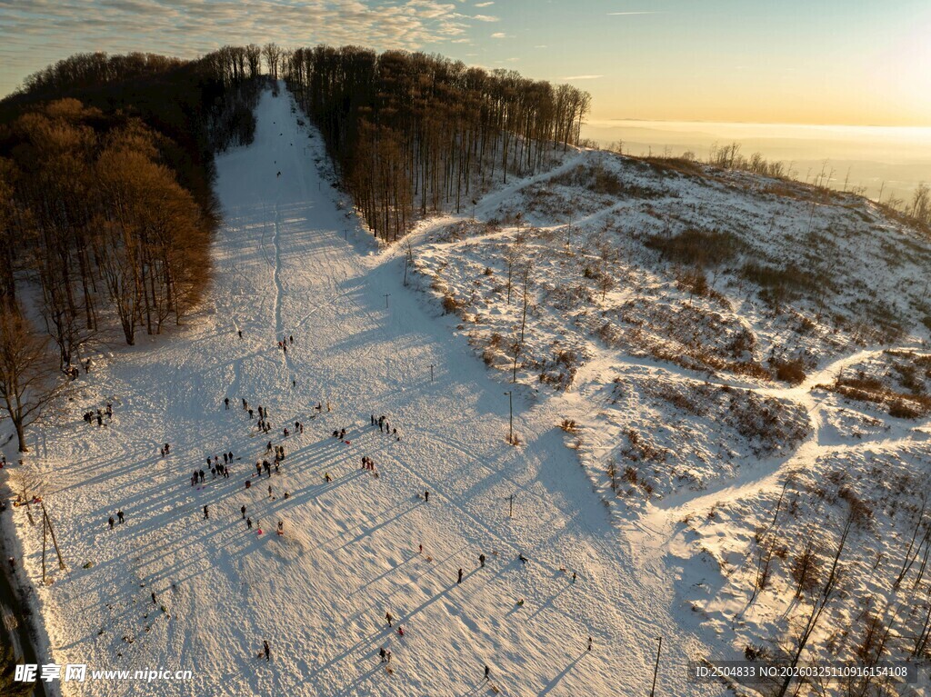 冬日滑雪场景俯瞰