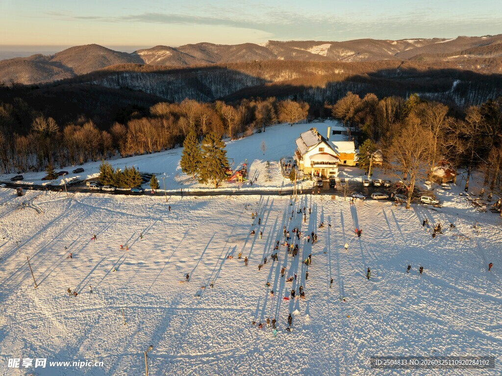 冬日雪野中的温馨小屋