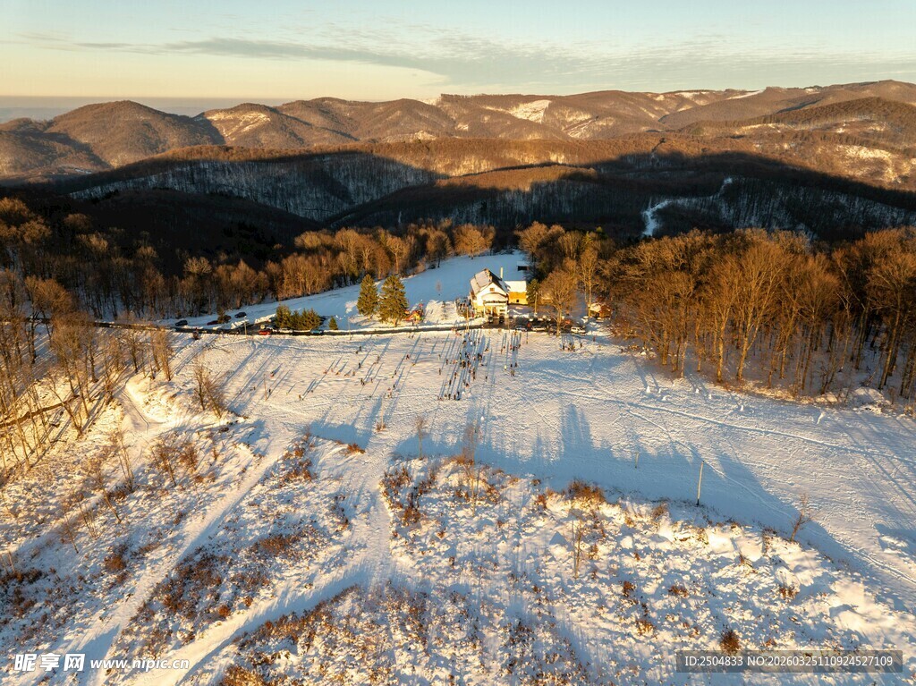 冬日雪覆山林美景
