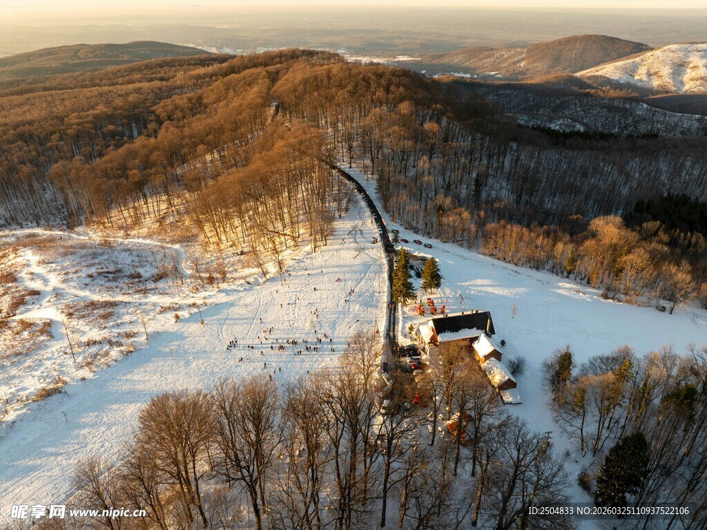 冬日山间雪后美景
