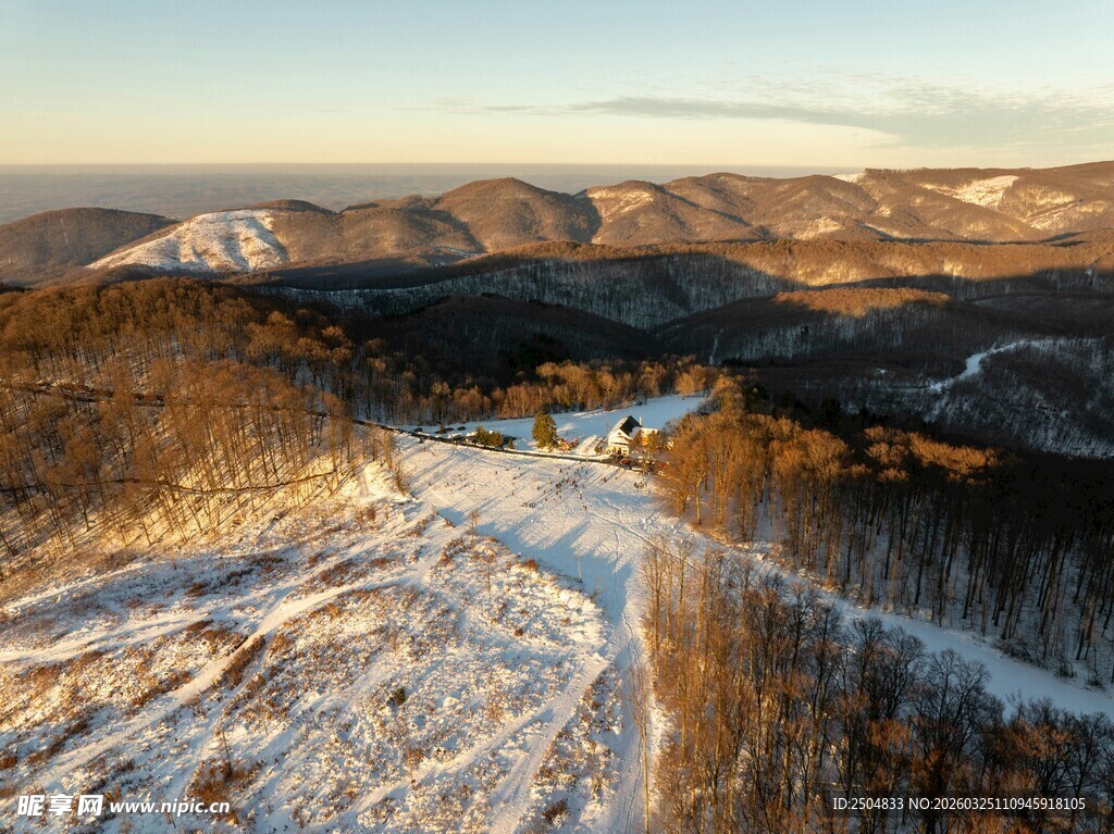冬日山谷雪景航拍