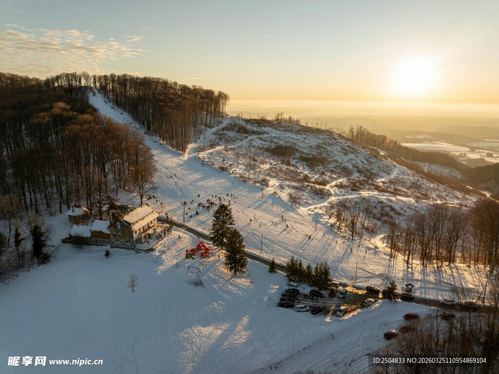 冬日雪坡上的美丽日落