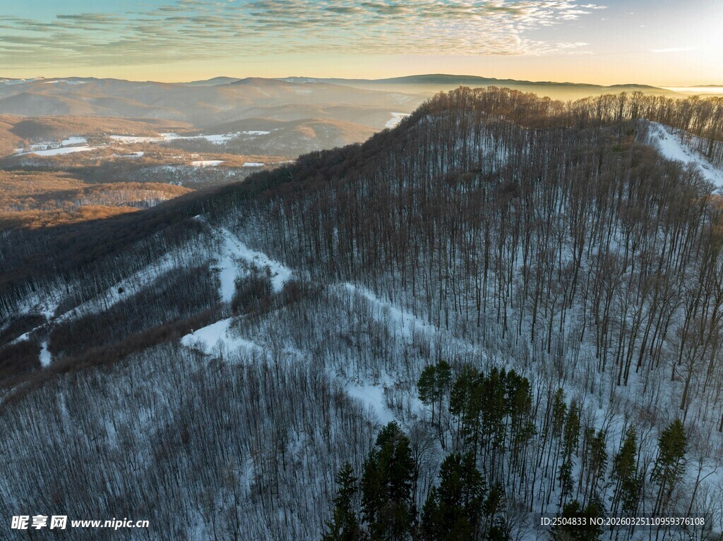 冬日山峦雪景壮丽风光