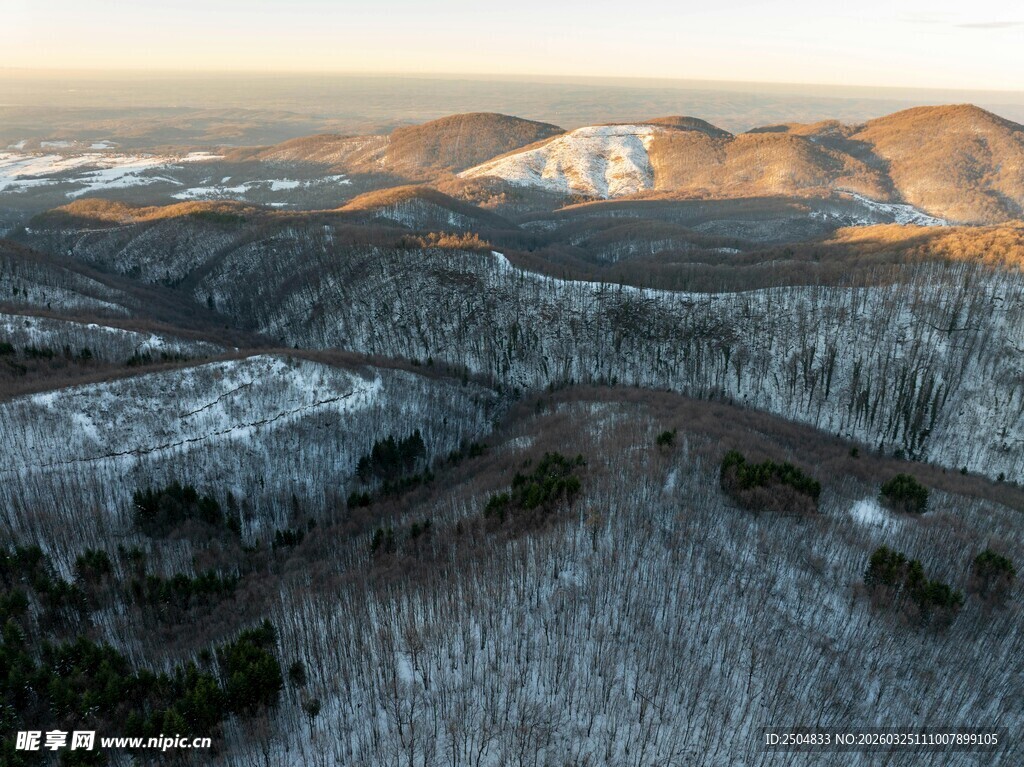 冬日山峦雪景俯瞰图