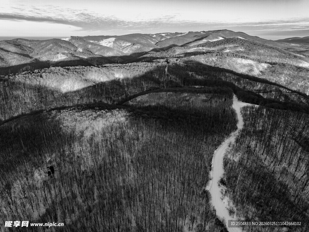 黑白航拍山川河流景观