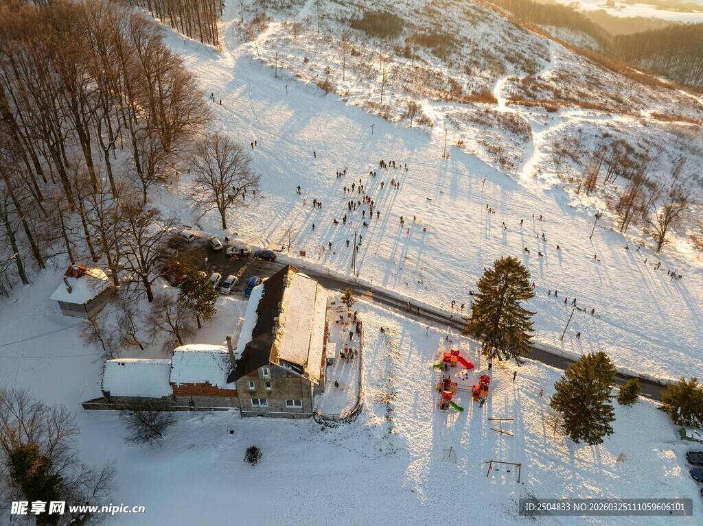 冬日山村雪景中的静谧景象