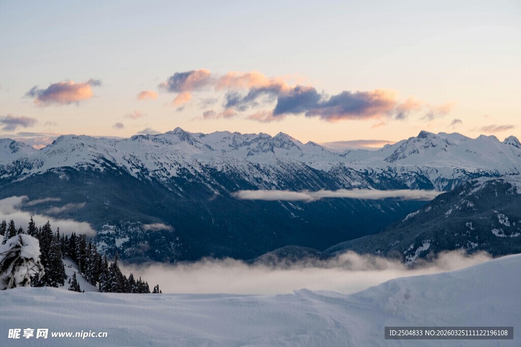 雪山云海壮丽美景