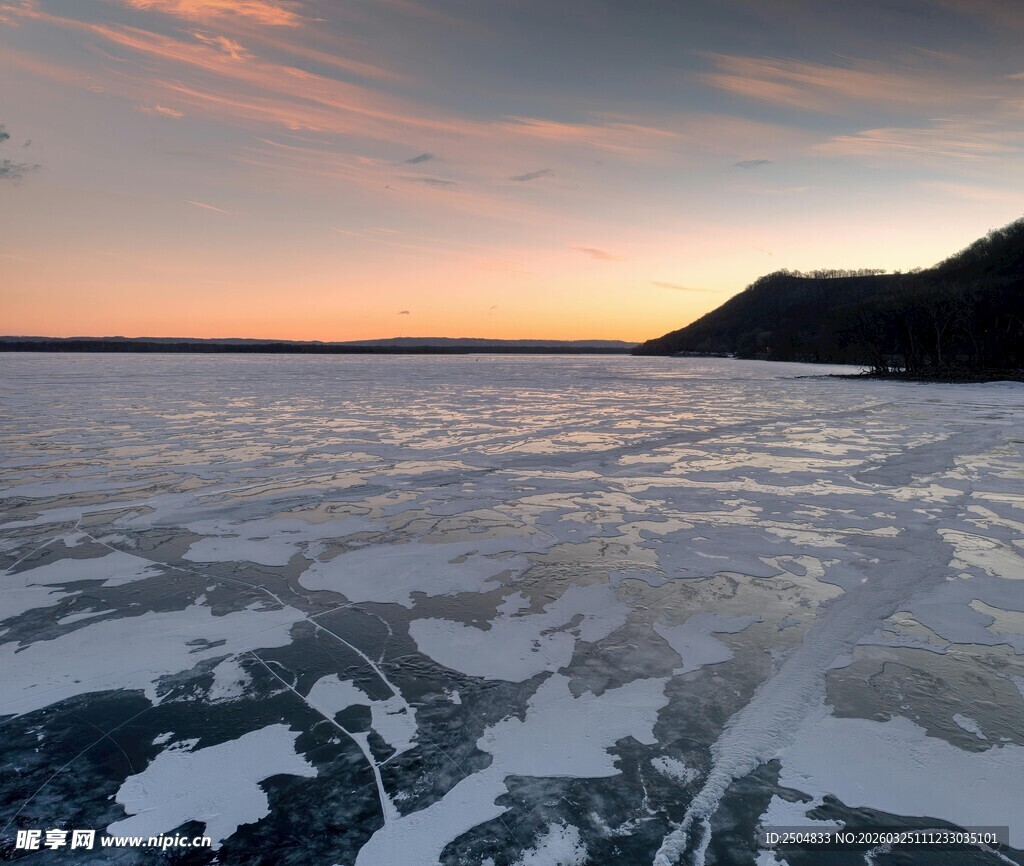 冰面之上的绚丽日落景观