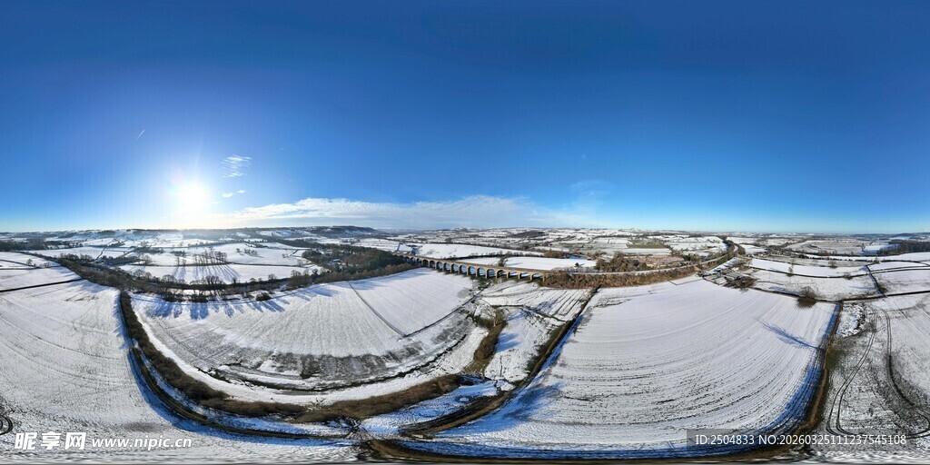 冬日雪景中的蜿蜒道路
