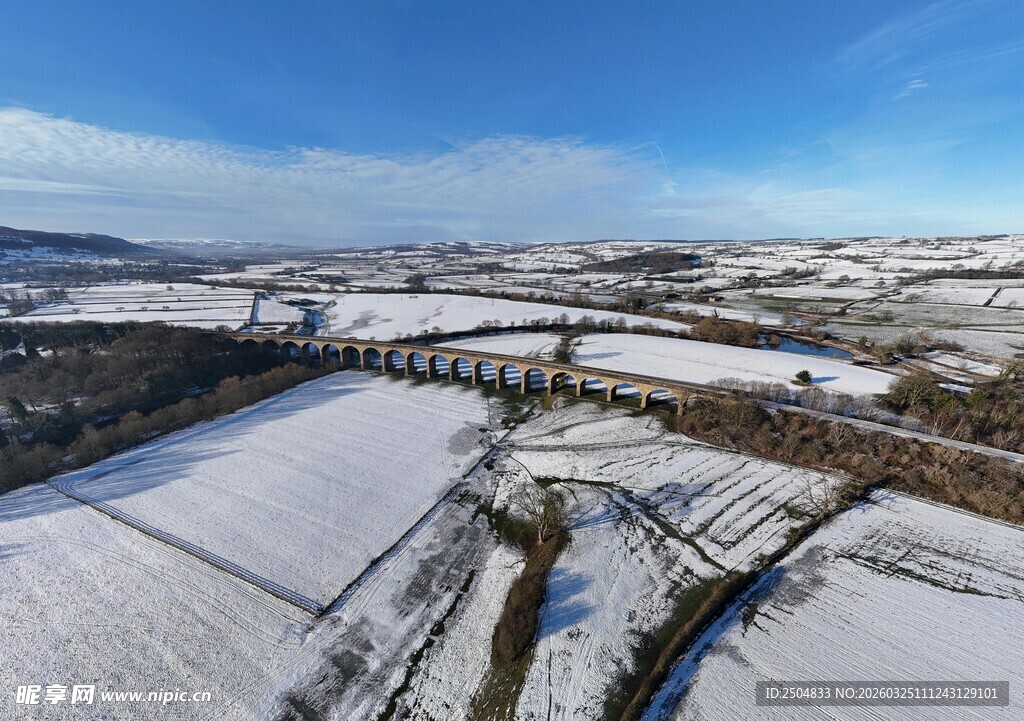冬日雪覆田野航拍美景