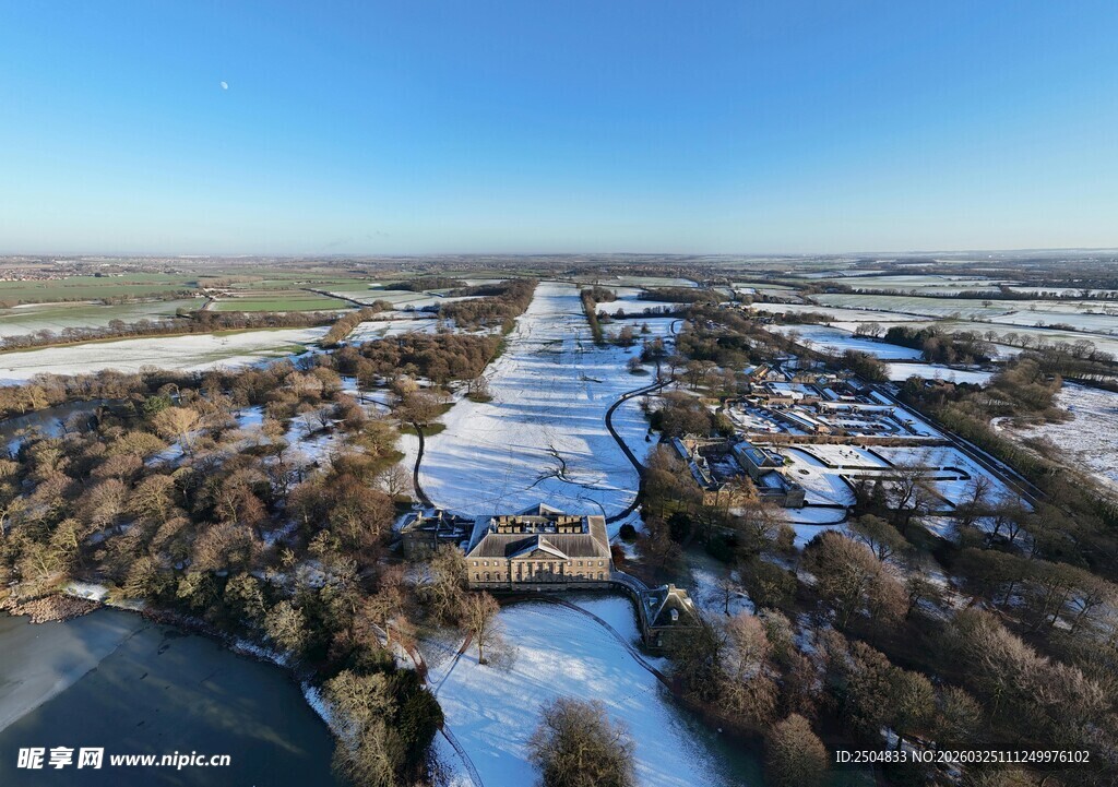 冬日雪覆大地的美丽景象