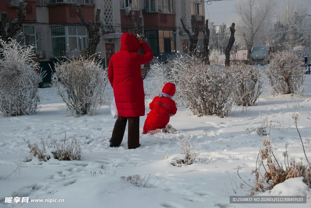 雪地中亲子互动温馨瞬间