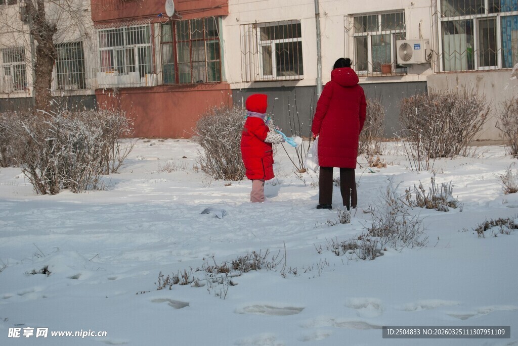 雪地中大人与孩子的温馨时刻