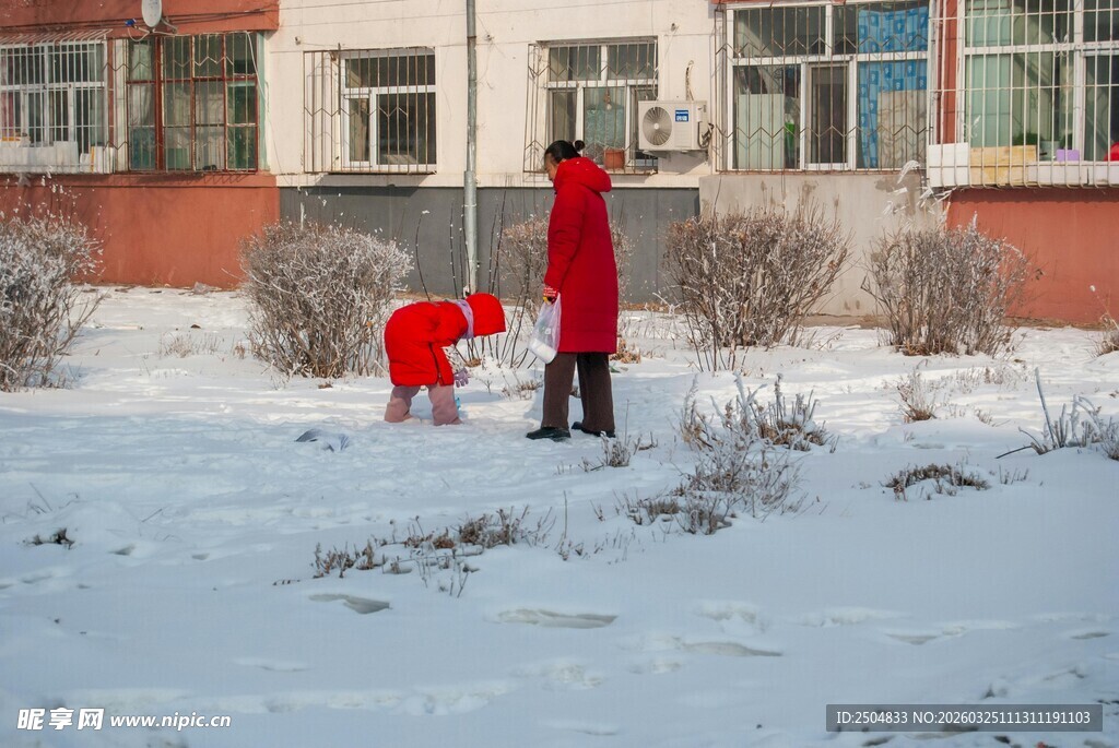 雪地中大人与孩童的温馨时刻