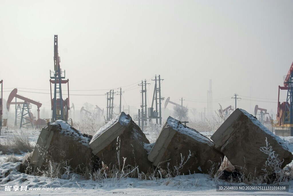 雪地中的石油开采设备
