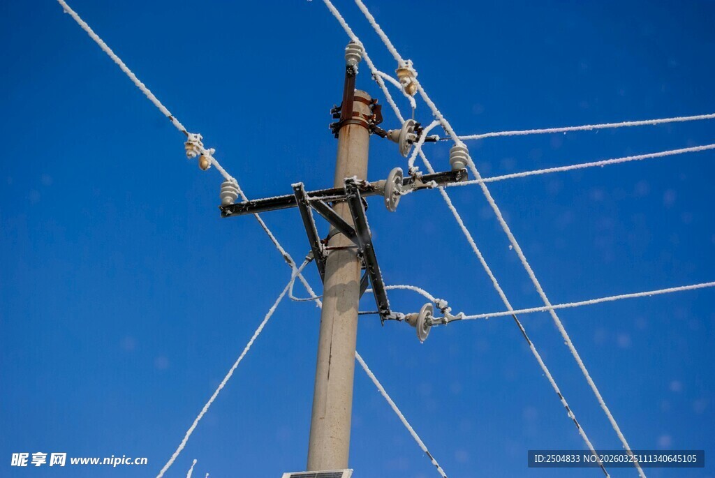 电线杆上的电力线路