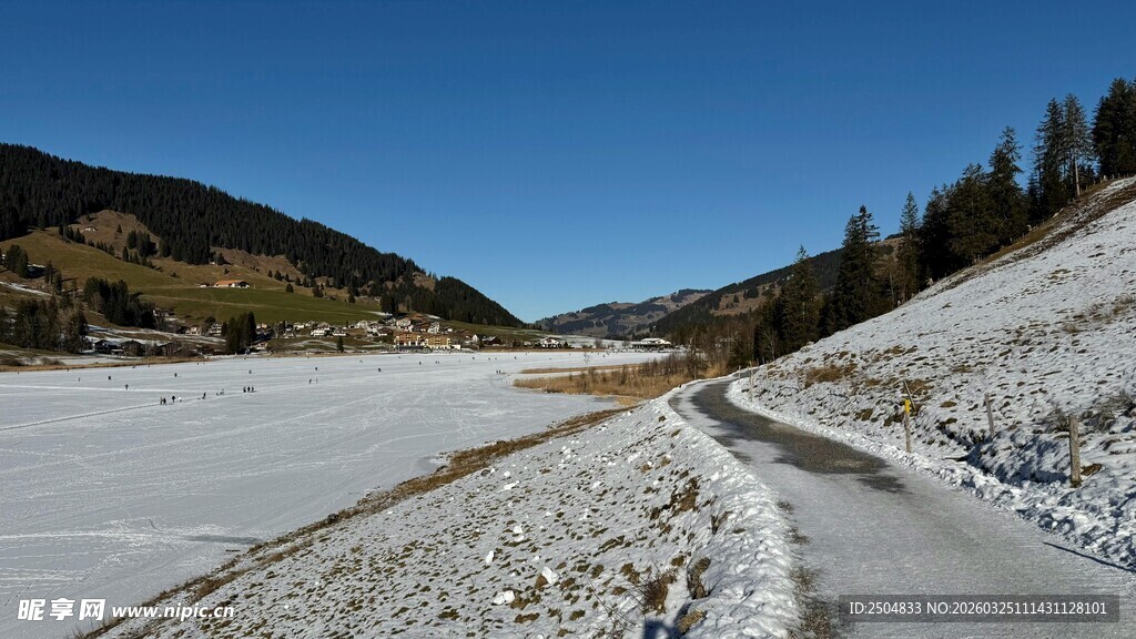 冬日冰封河岸风景