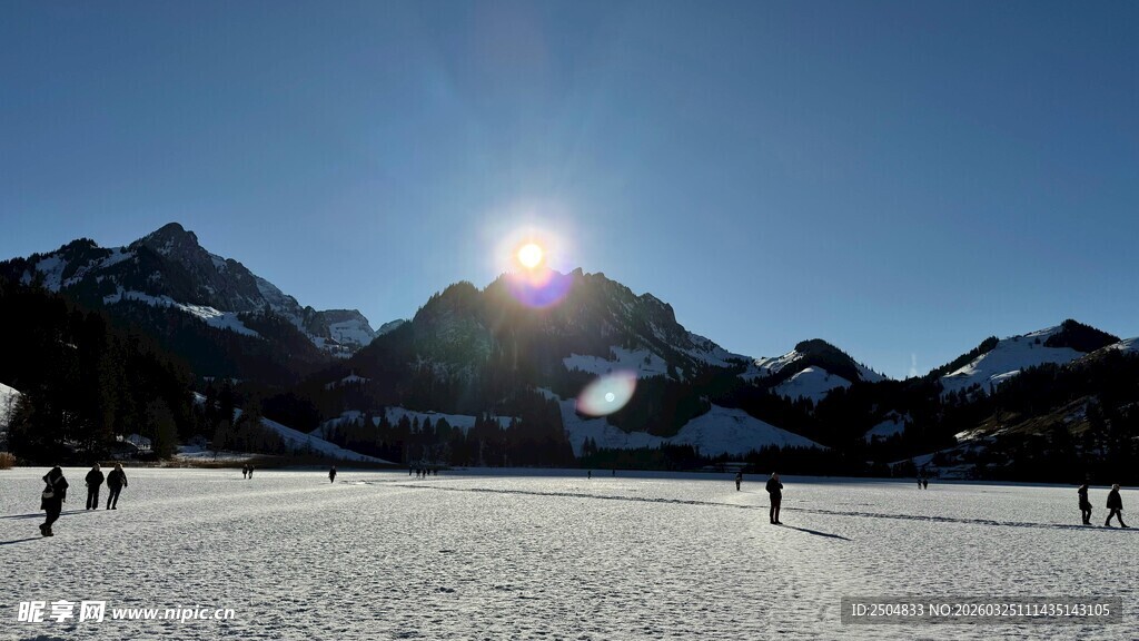 雪野日光下的山间漫步