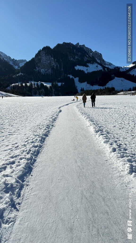 雪野中漫步的行人足迹