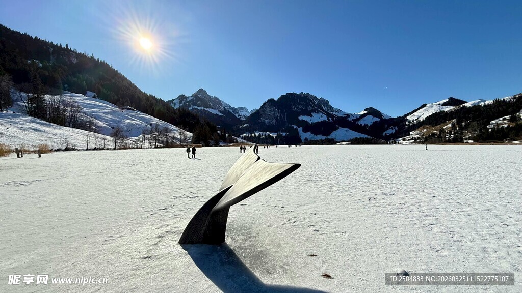冬日雪地中的弯曲物体