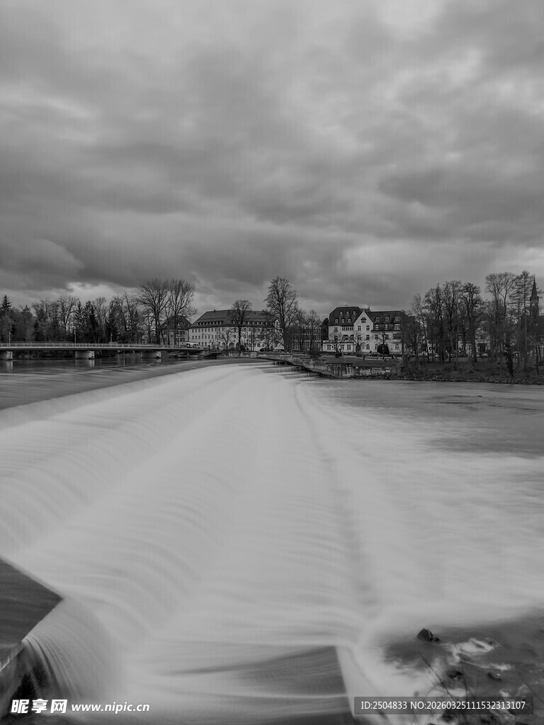 冬日雪景中的开阔道路