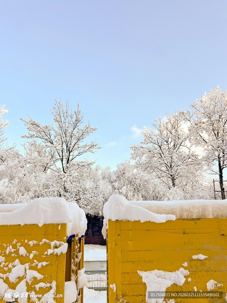 冬日雪覆黄墙的静谧景致