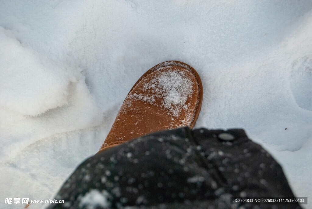 雪地中的鞋底