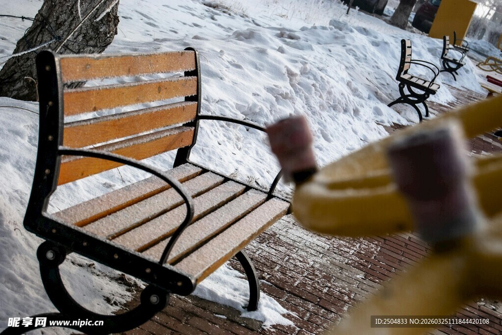 雪后户外木质长椅景观