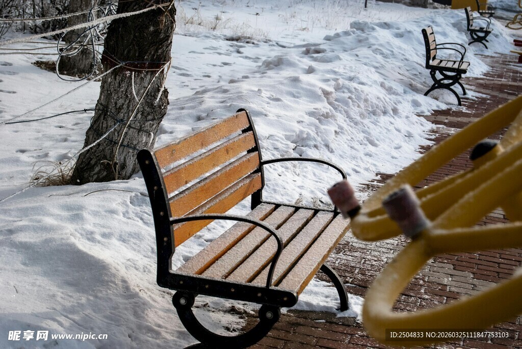 冬日雪地中的休闲长椅