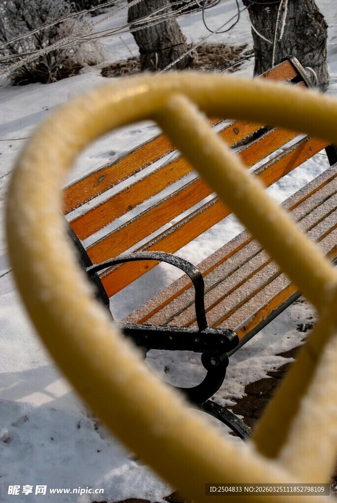 冬日公园长椅近景