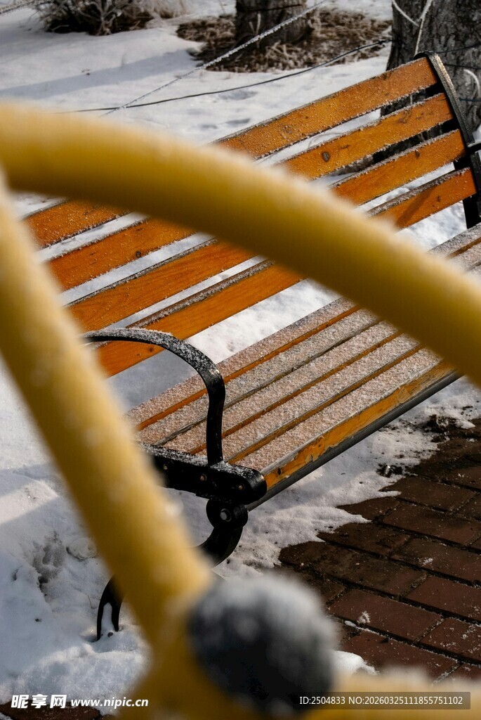 冬日公园长椅特写