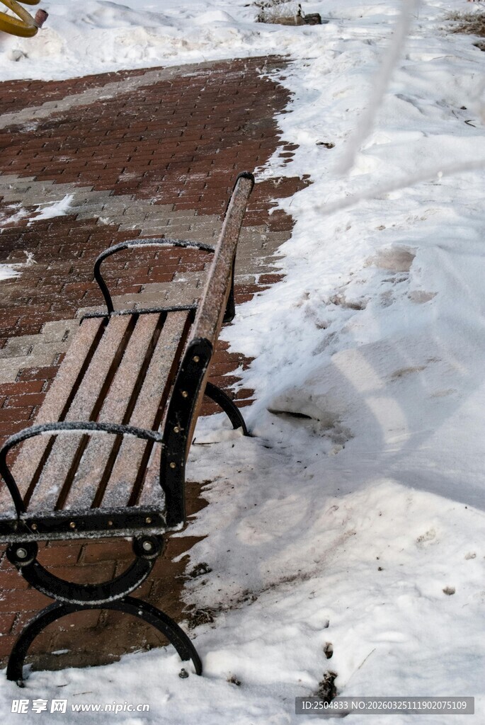 雪后长椅场景