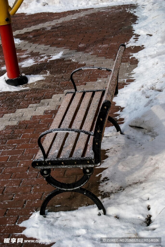 雪后公园长椅