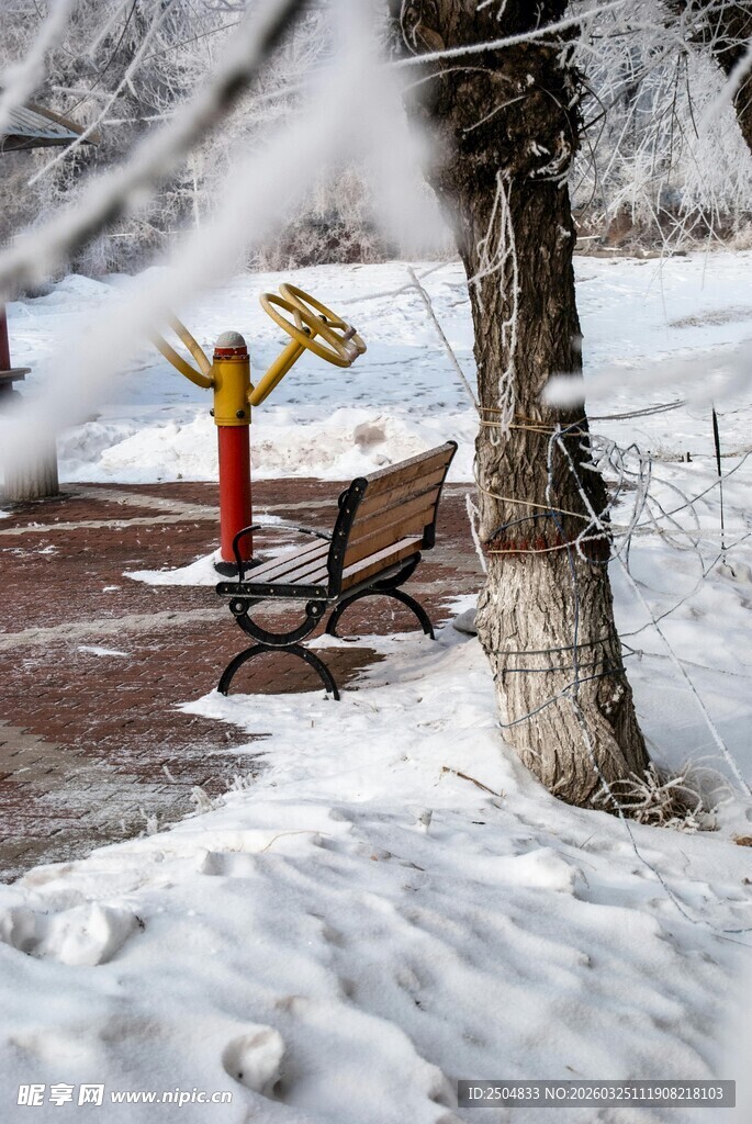 冬日公园雪景中的休闲设施