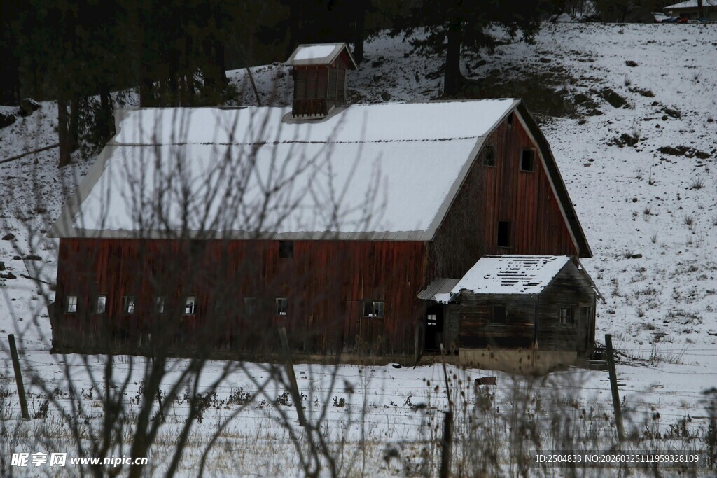 雪覆红谷仓 冬日田园景