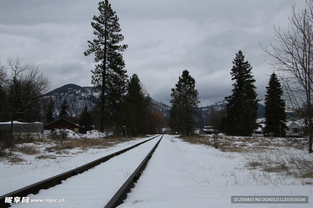 冬日雪景中的铁轨风光