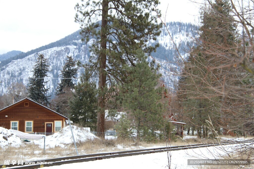 雪中山间小屋与铁轨风景