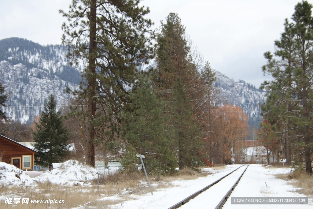 冬日铁轨旁的山林雪景