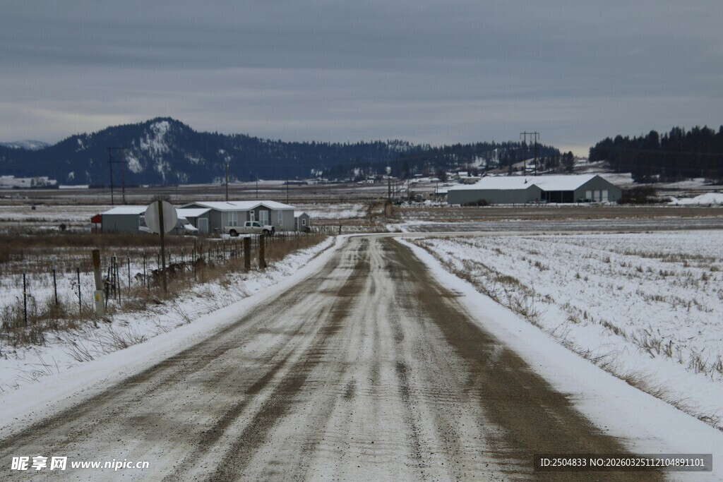 冬日雪覆乡村路