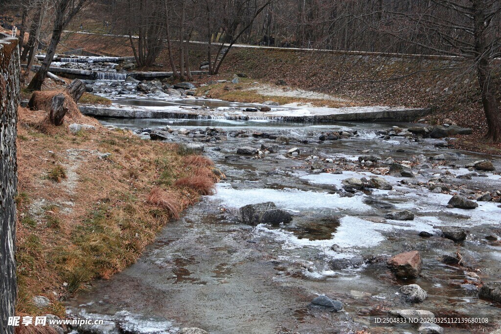 山间结冰溪流冬日景象