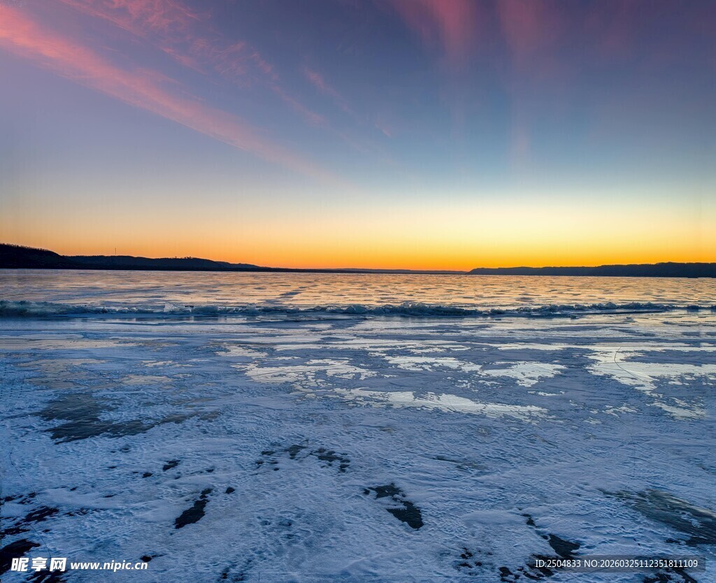 冰雪海岸的绚丽日落