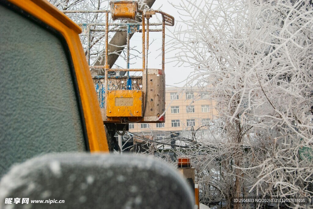 冬日工地中的黄色机械设备