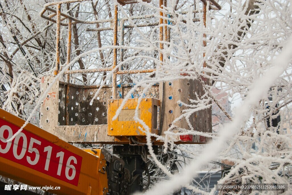 冬日雪景中的施工塔吊
