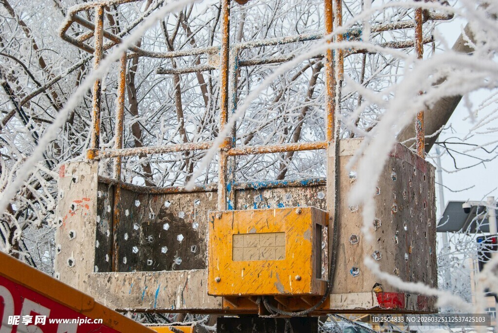 施工现场的黄色机械设备